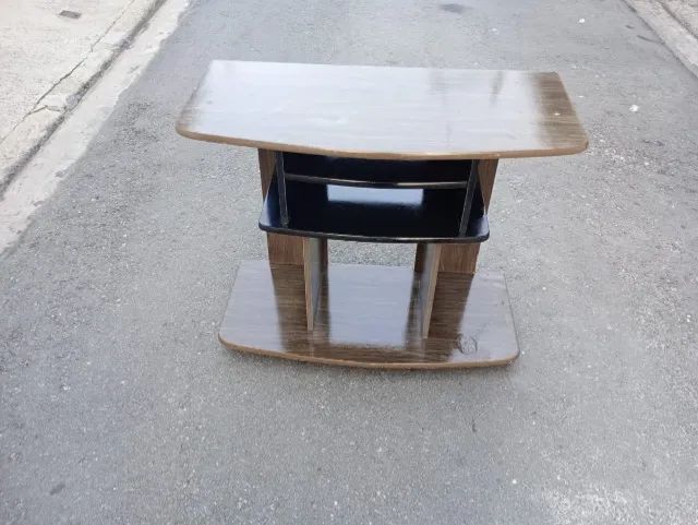 Rack Compacto para TV em Madeira e Preto com Rodinhas (Aprox. 80cm)