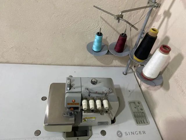 Máquina Interlok Singer Industrial (Modelo 321C) 4 fios - Foto 4