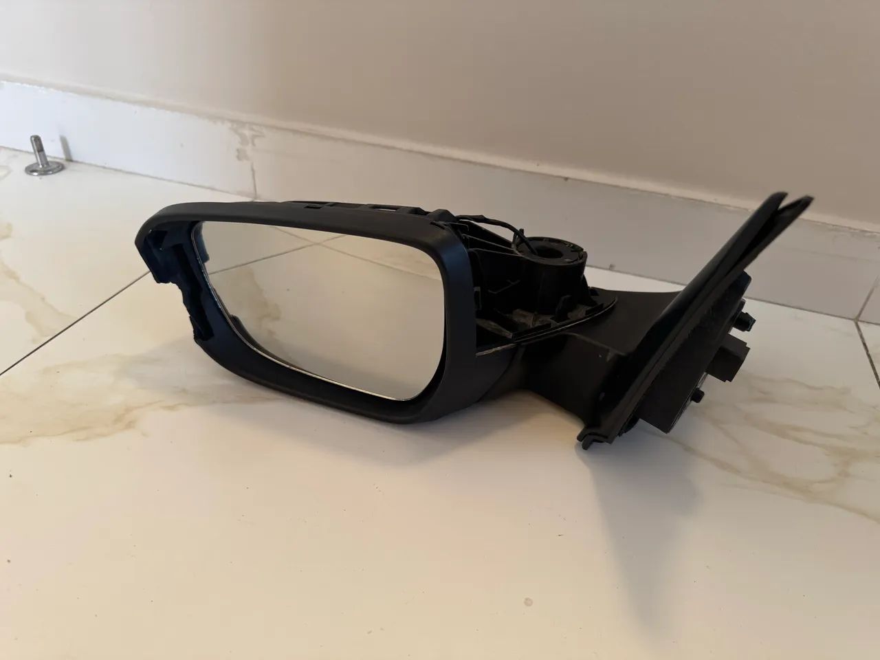 Retrovisor Ônix com moldura interna quebrada