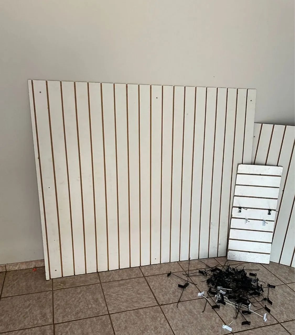 3 Expositores branco Canaletados com ganchos - Foto 5