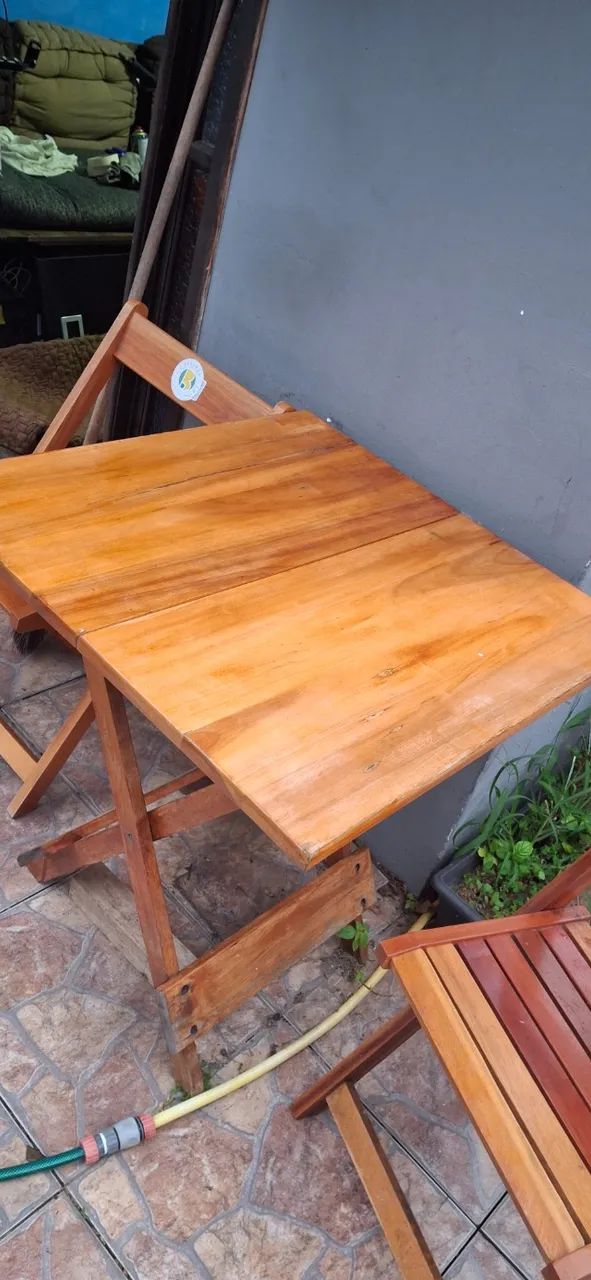 Mesa e cadeiras de madeira  - Foto 2