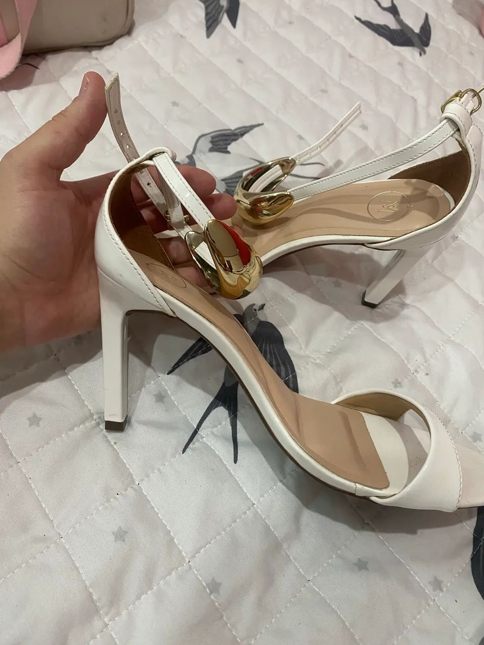Salto folha branco com dourado 