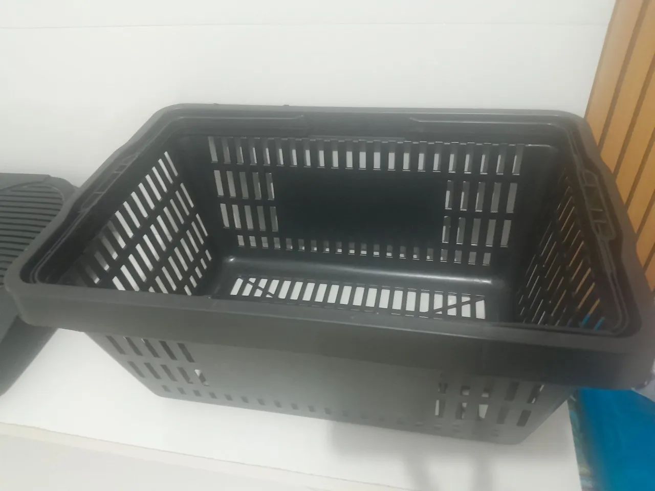 4 Cestas Cestinha Plástica Preta Reforçada Supermercado Mercado 16 Litros - Foto 2