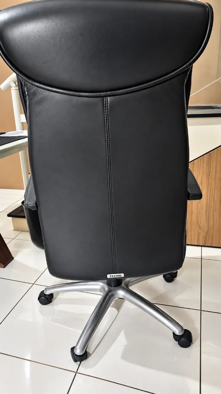 DESAPEGO! Poltrona Presidente TECNO SEATING em Couro Legítimo - Executiva - Nova! - Foto 3