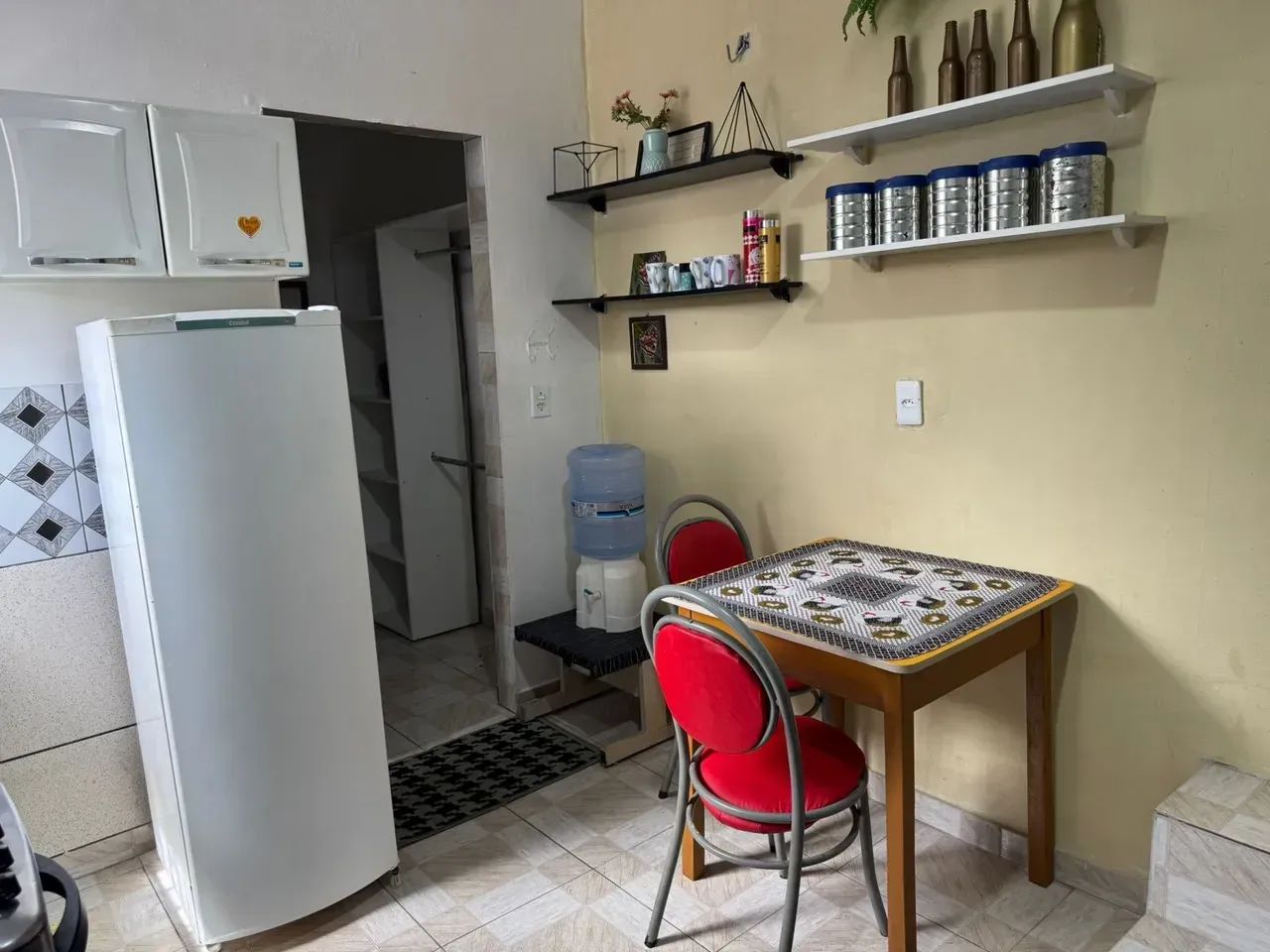 Alugo kitinet mobiliada de aproximadamente 20m² no bairro Japiim