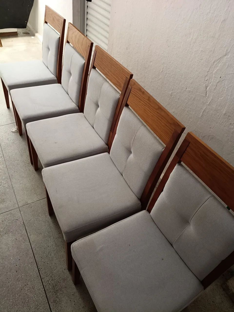 Cinco cadeiras em madeira maciça e assento e encosto em linho cinza