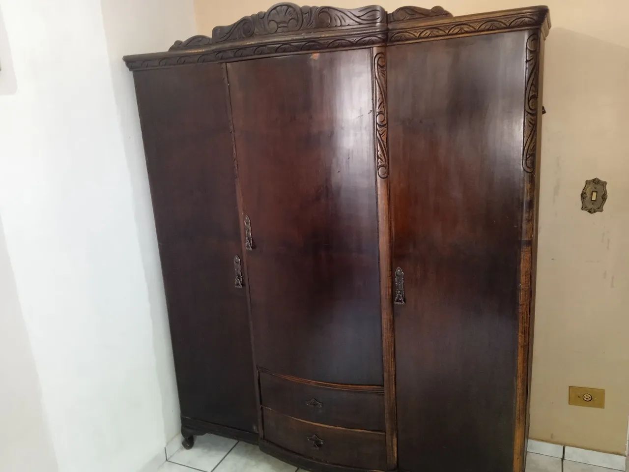 Lindo guarda-roupa de madeira com design clássico