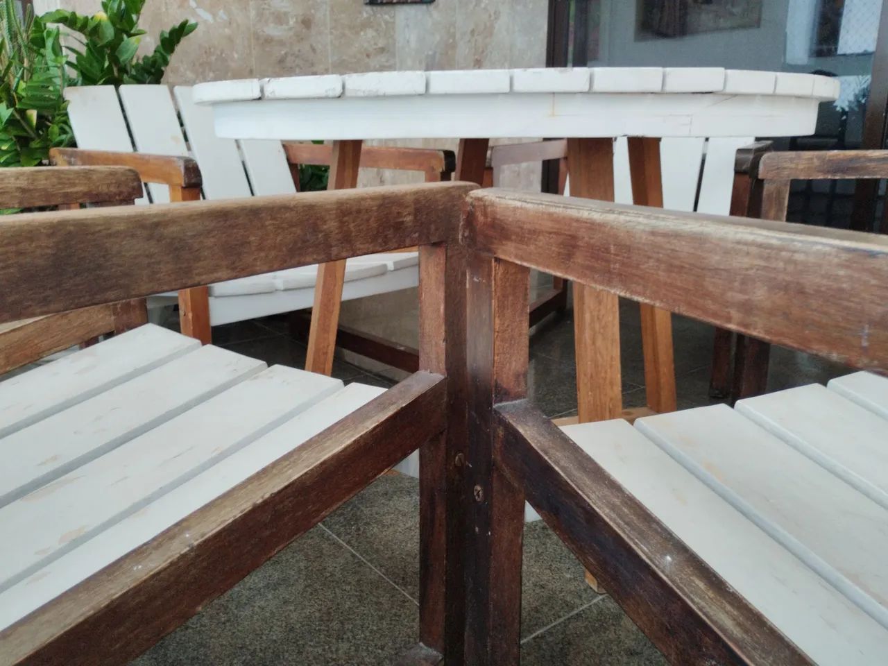 Mesa e 5 cadeiras de madeira para jardim  - Foto 3