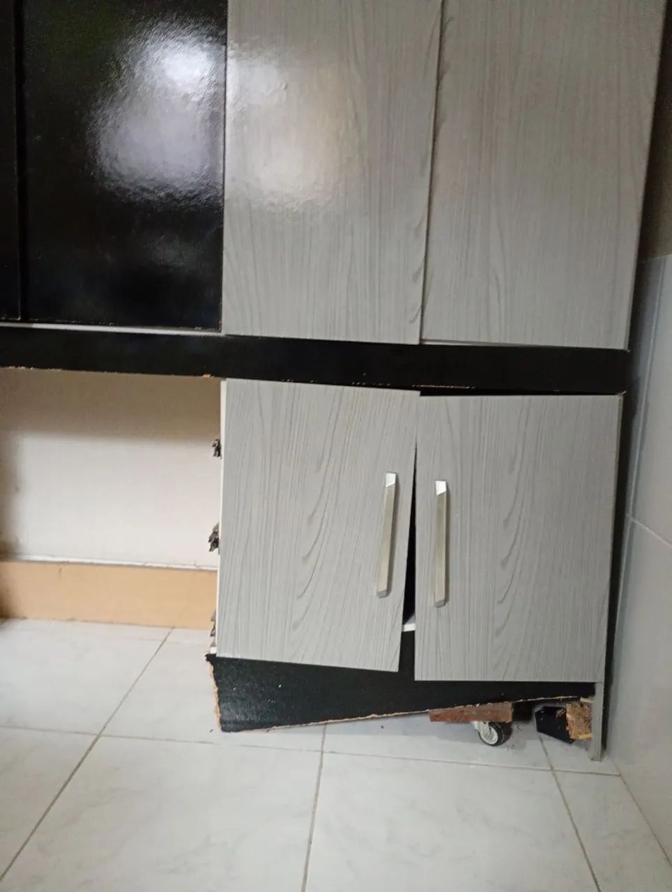 Guarda roupa com defeito no pé  - Foto 4