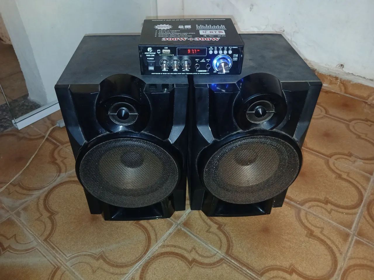 Amplificador multifuncional junto com as caixas
