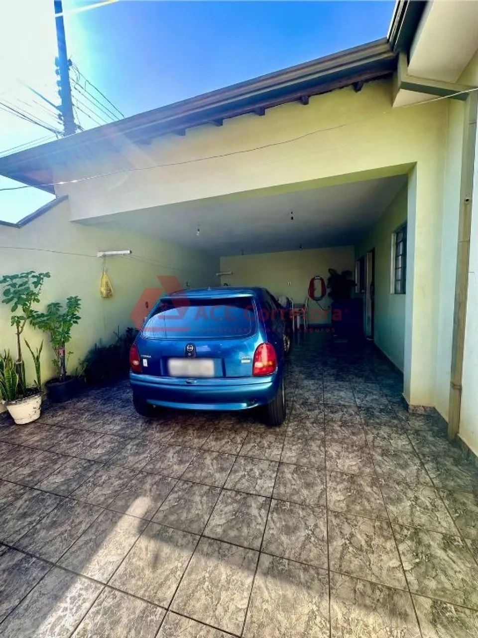 Casa com 2 Dormitórios e Garagem para 2 Carros - Foto 2