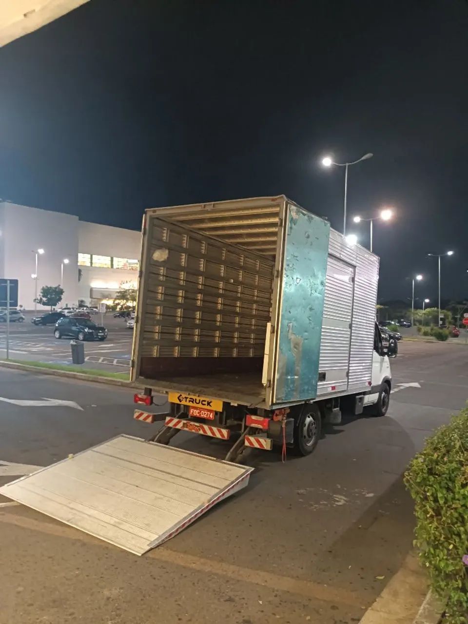 Caminhão com plataforma elevatória baú  - Foto 2