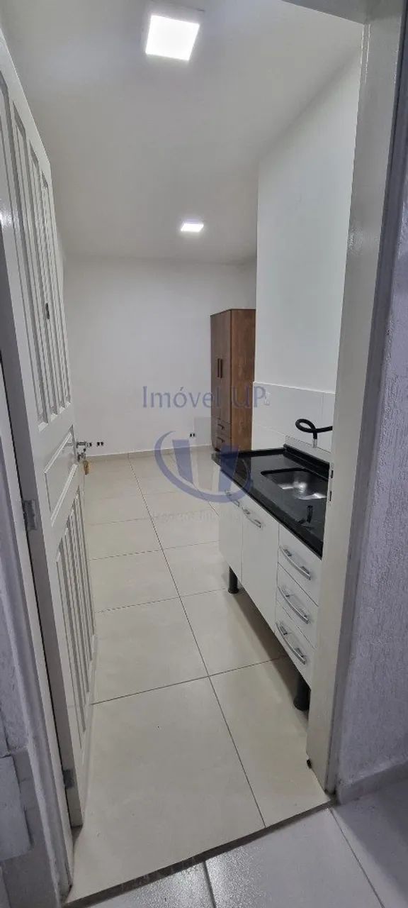 Quarto com cozinha conjugada, banheiro com box . Área de serviço privativo