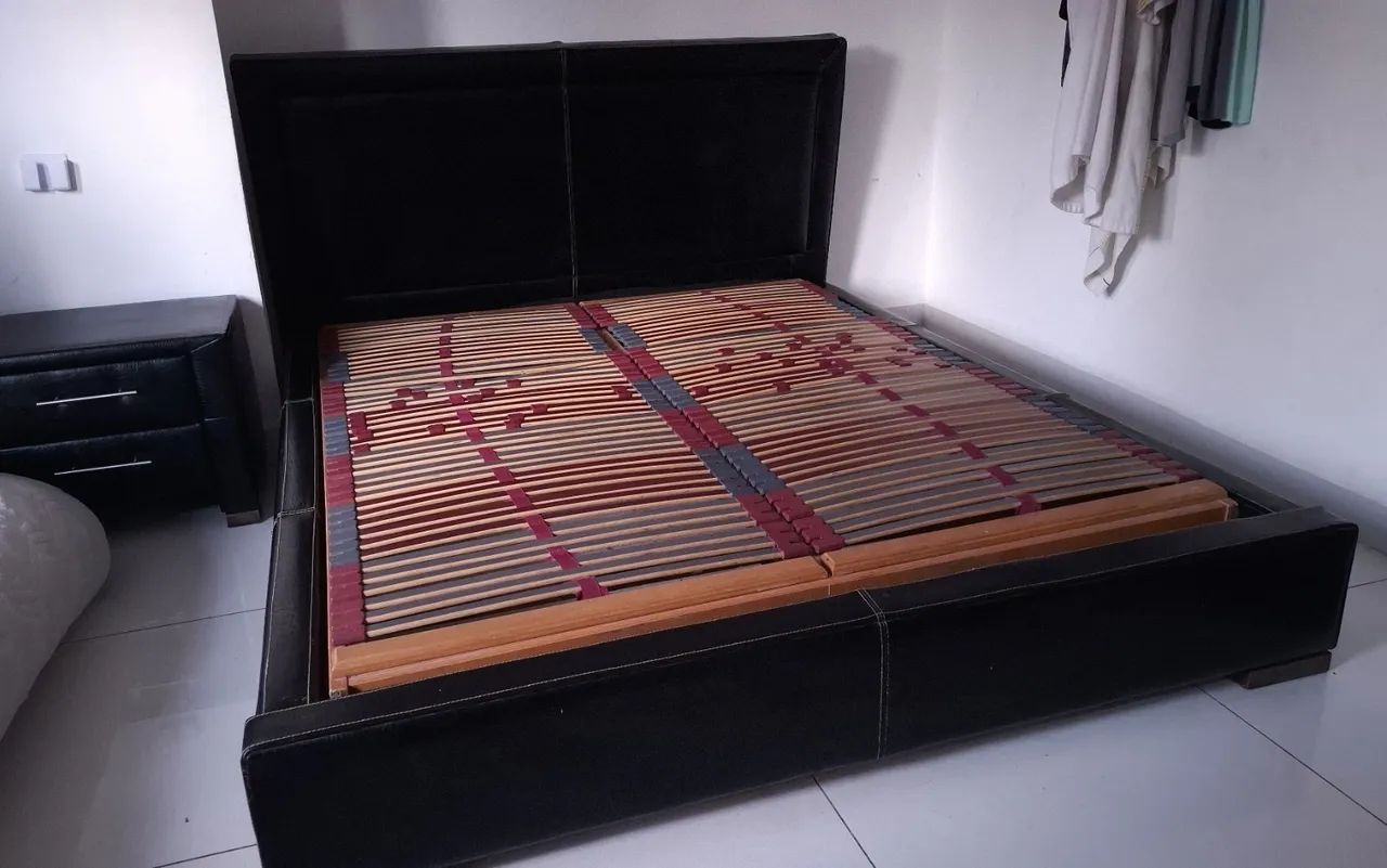 Cama King size importada com cabeceira em couro legítimo e colchão de espuma fria. - Foto 3
