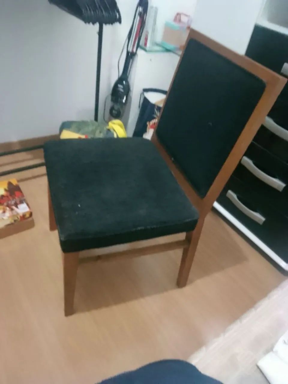 Vendo mesa com 2 cadeiras em madeira maciça em ótimo estado de conservação  - Foto 3