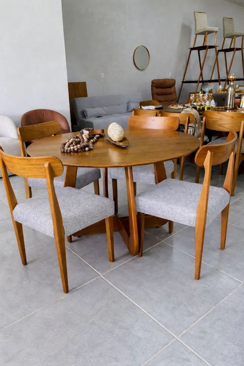 Mesa de jantar redonda com 4 cadeiras 