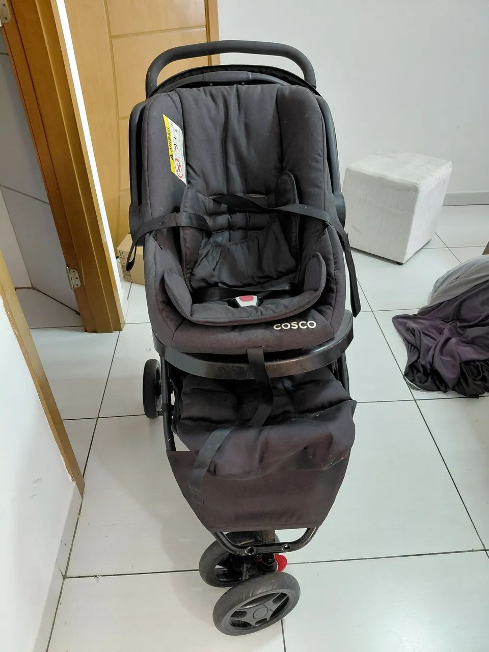 Carrinho dr bebê e um bebê conforto para Carro