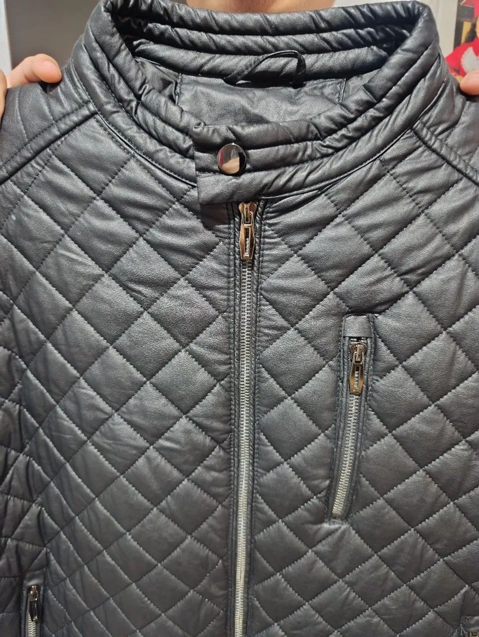 Jaqueta masculina de couro sintético.