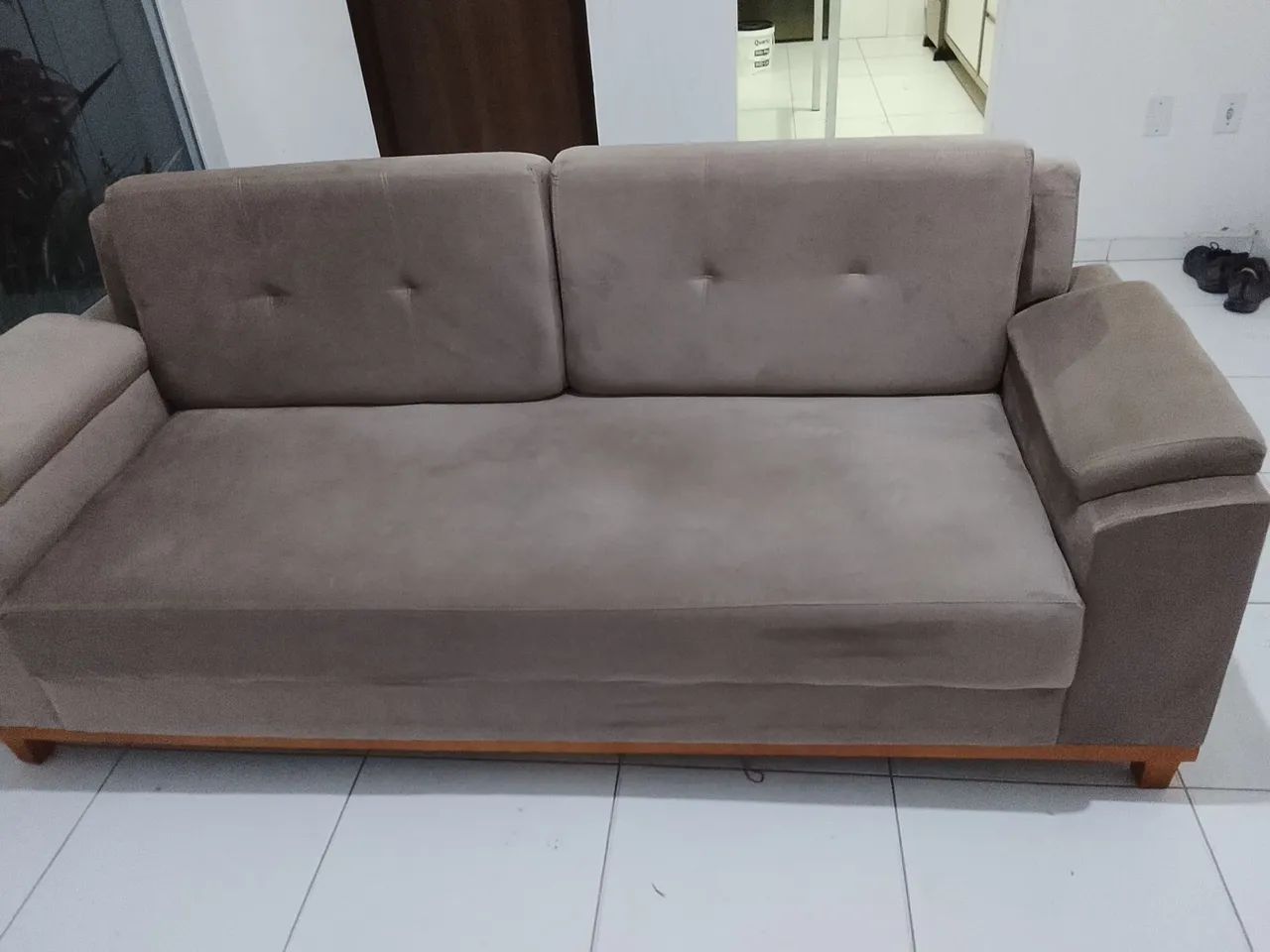 Sofá veludo kaki de 3 lugar  - Foto 4