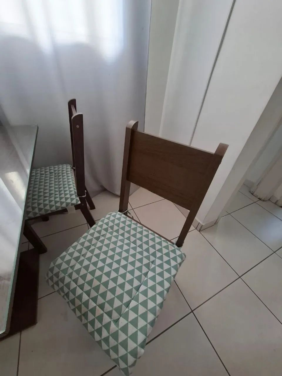 Mesa com tampo de vidro 4 cadeiras  - Foto 4