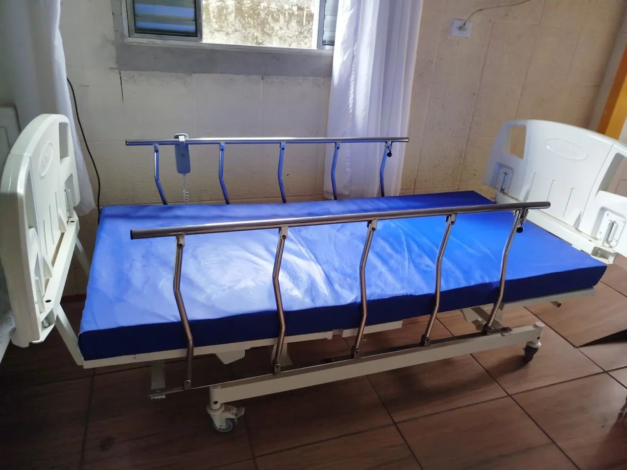 Cama hospitalar com mesa  - Foto 5