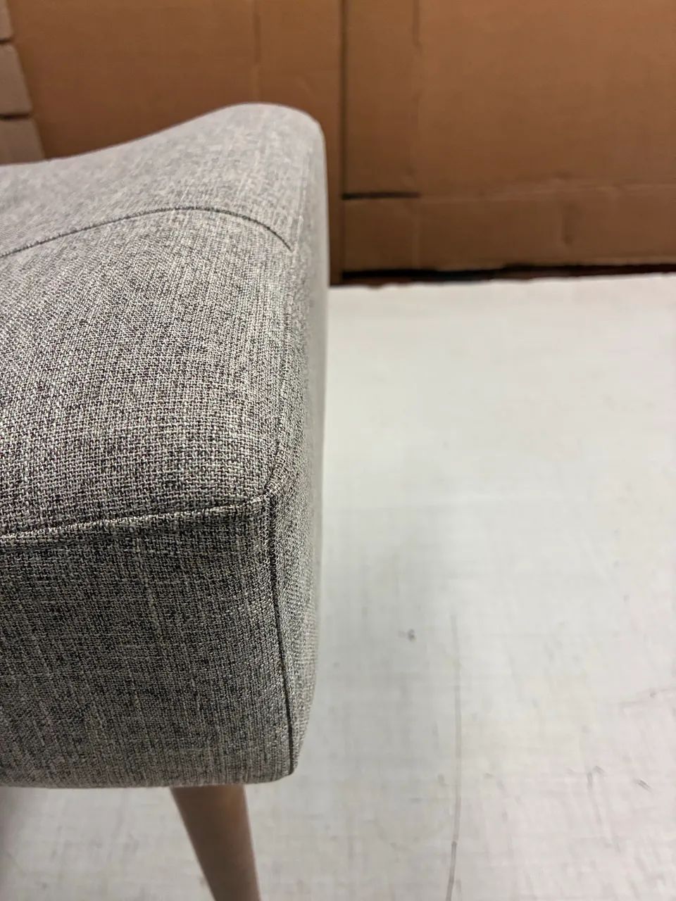 Puff retangular com base curvada  - Foto 4