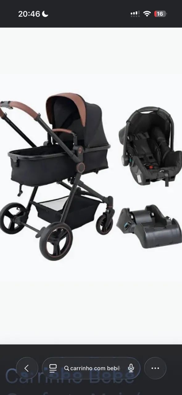 Carrinho de bebê com bebê conforto.