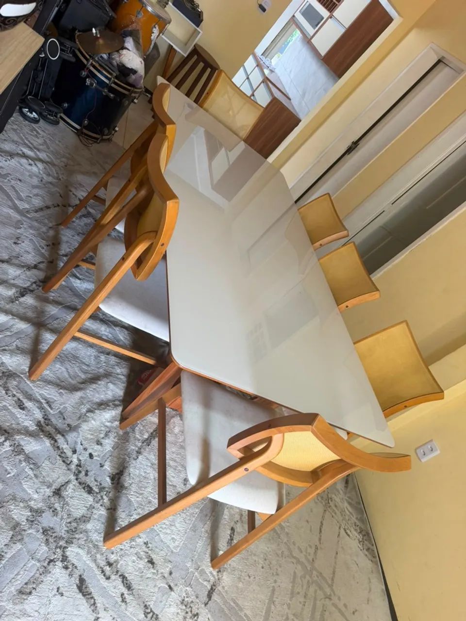 Mesa de vidro com 8 cadeira de madeira 