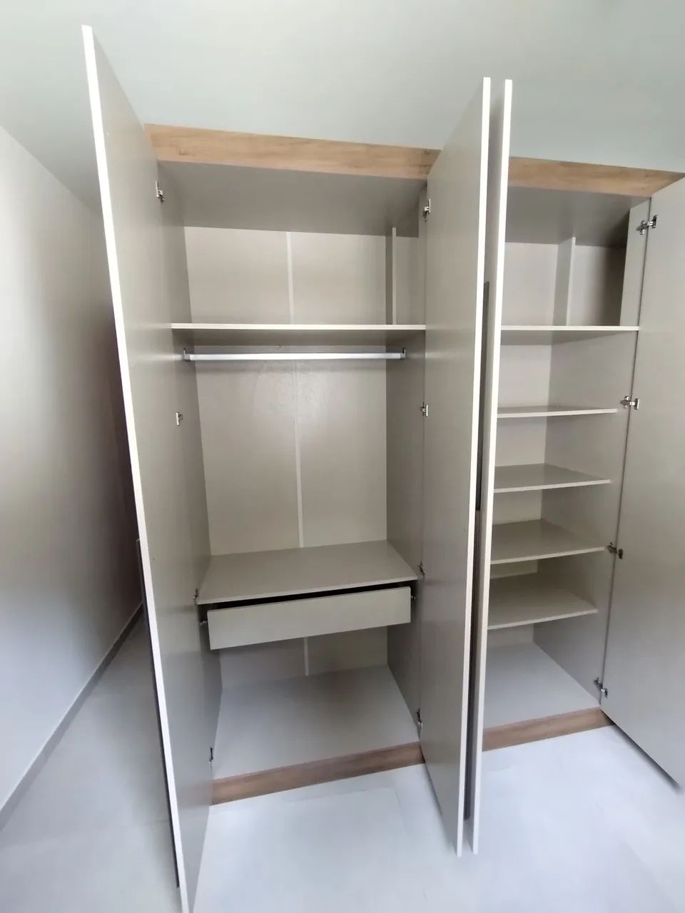 Roupeiro semi novo grande entrega e montagem  - Foto 5
