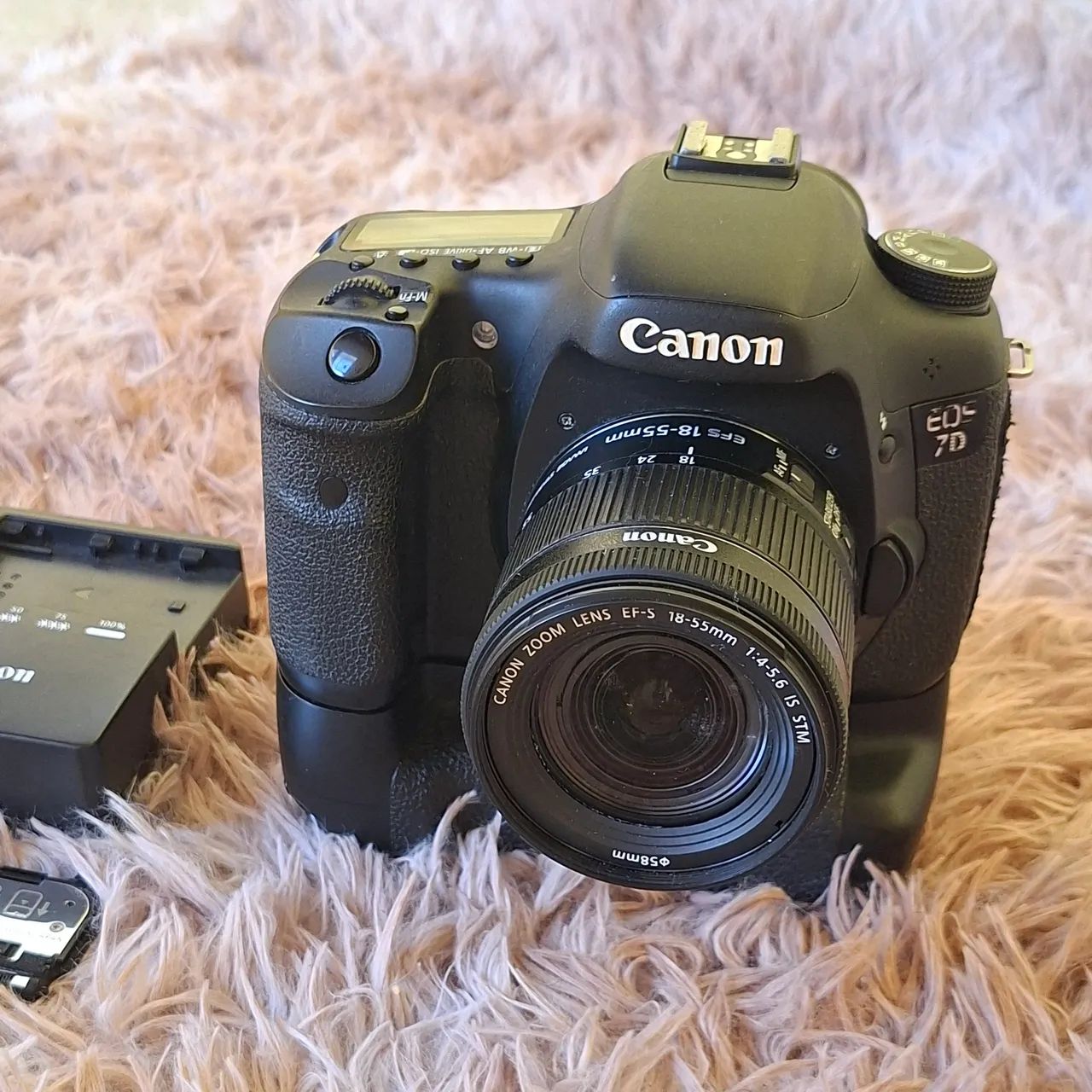 Camera canon 7D com grip e 18+55 de brind