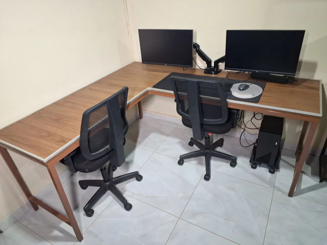 Computador 2 telas, cadeiras e mesa grande. - Foto 2