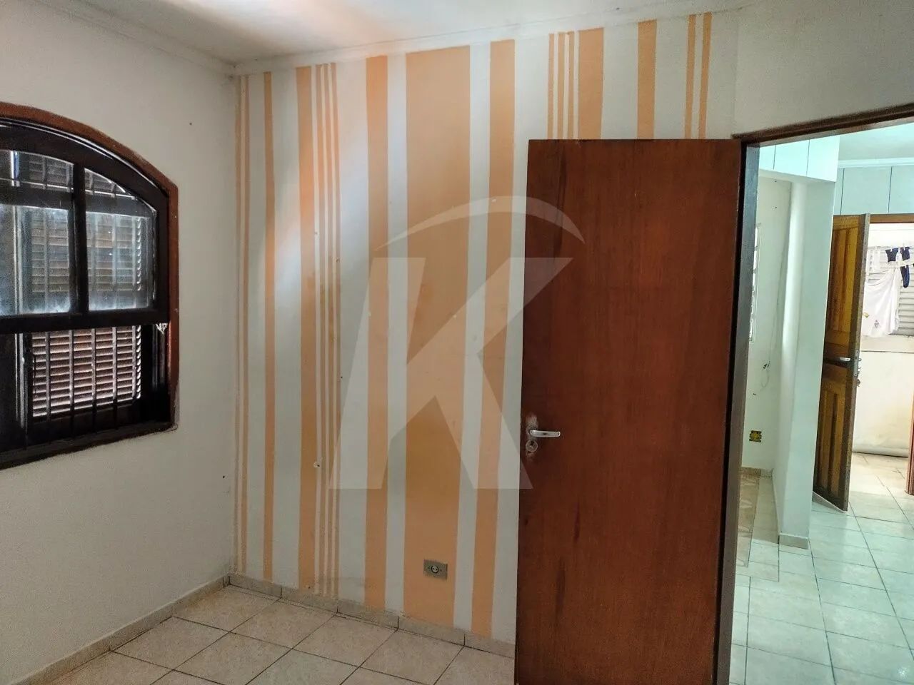 Casa de fundos com 2 quartos, sala, cozinha, banheiro, área de serviço