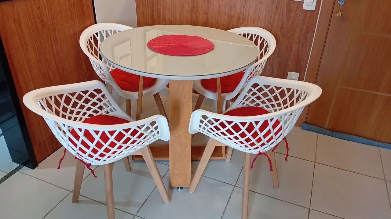 Mesa Redonda com vidro Off White (Cadeias à parte)