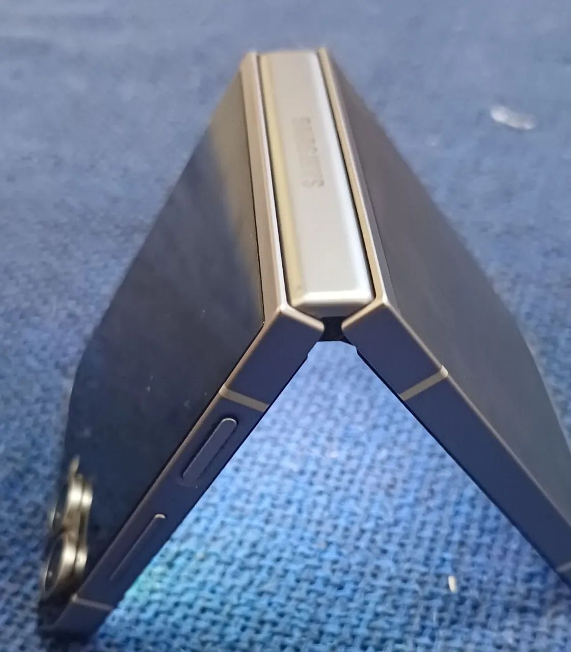 Samsung Galaxy Z Flip6 com defeito na tela - Foto 4