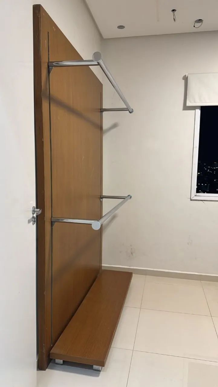 Arara de madeira para roupas