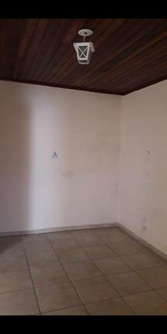 Alugo casa de fundos - Foto 3