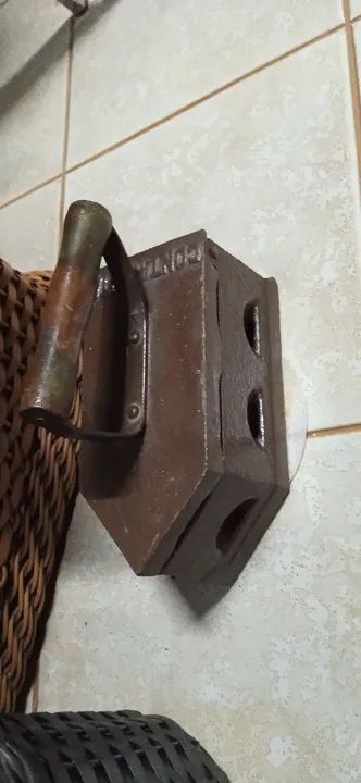 Panela, chaleira, ferro e leiteira ferro antigo  - Foto 4
