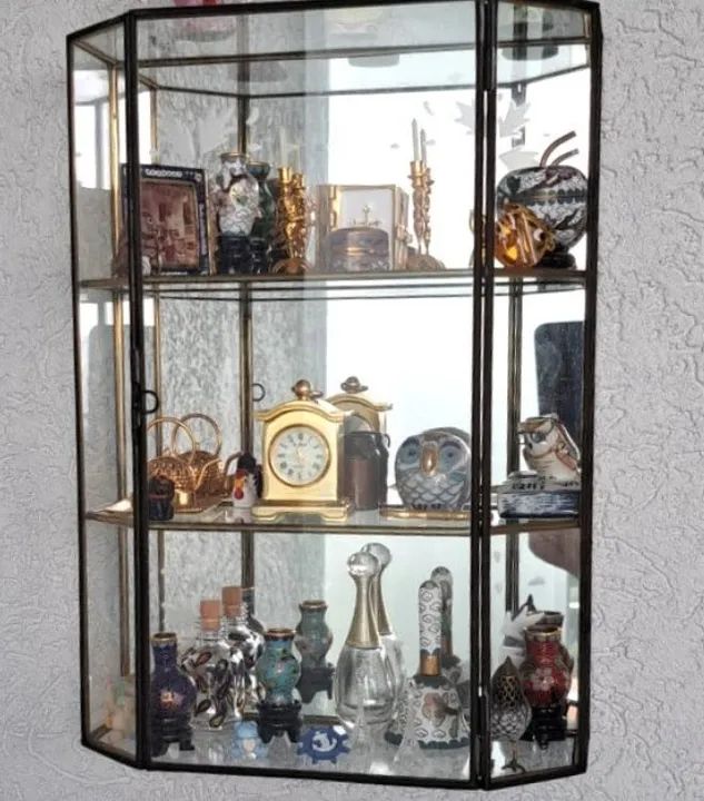 Mini vitrine de parede com TODAS as miniaturas, algumas raras relógio que funciona,bíblia 
