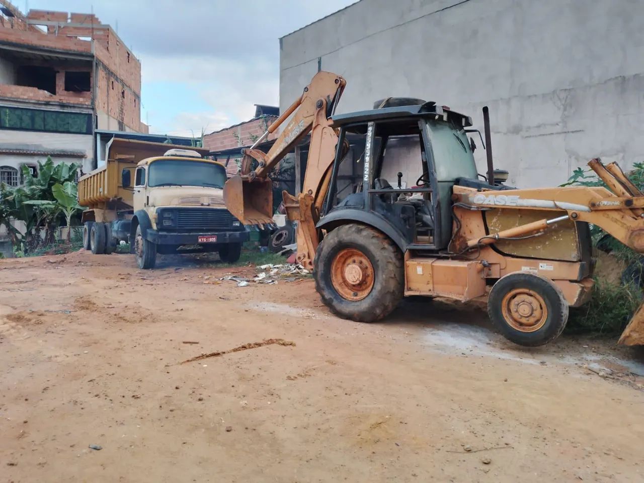 Retroescavadeira e caçamba basculante  - Foto 4