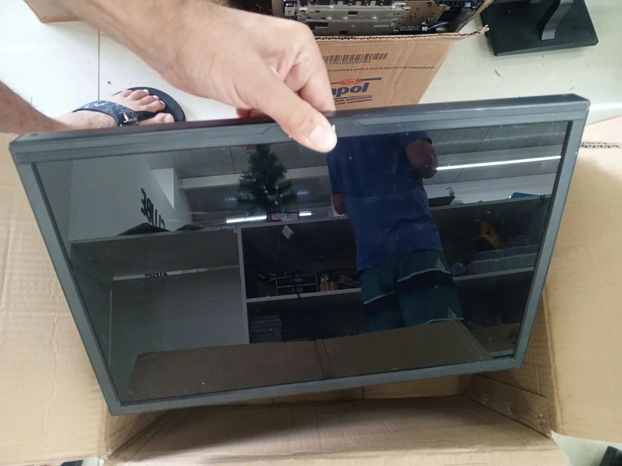 Lote de monitor de 19 polegadas sem pesinho para retirar peças , telas com detalhes,  - Foto 4