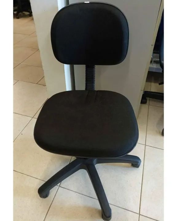 Cadeira de Escritório com Rodinhas Preta Excelente Estado por apenas 160,00