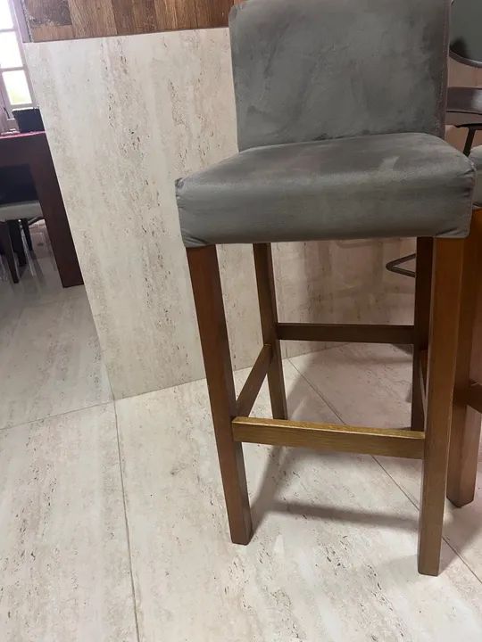 Banqueta de madeira com estofado - Foto 2