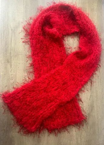 Lindo Cachecol vermelho, felpudo, confortável  e quentinho