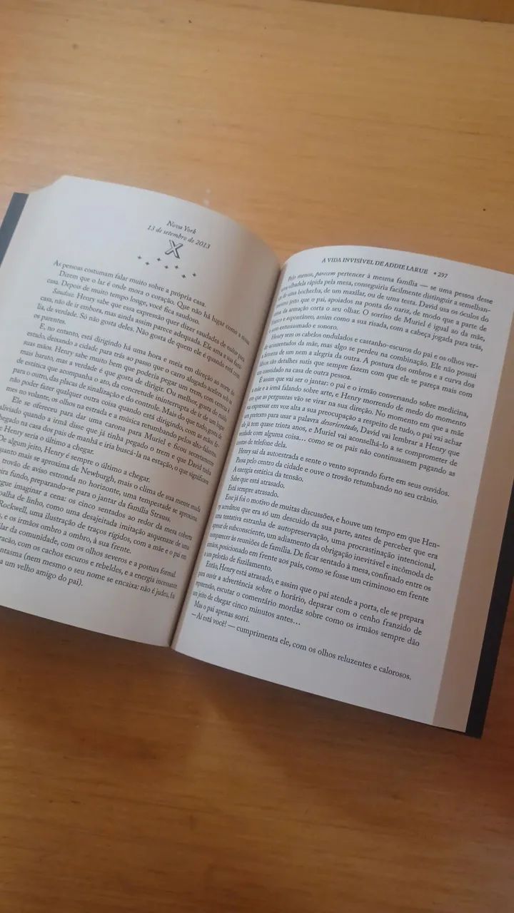 A Vida Invisível de Addie LaRue - V.E. Schwab - Foto 2