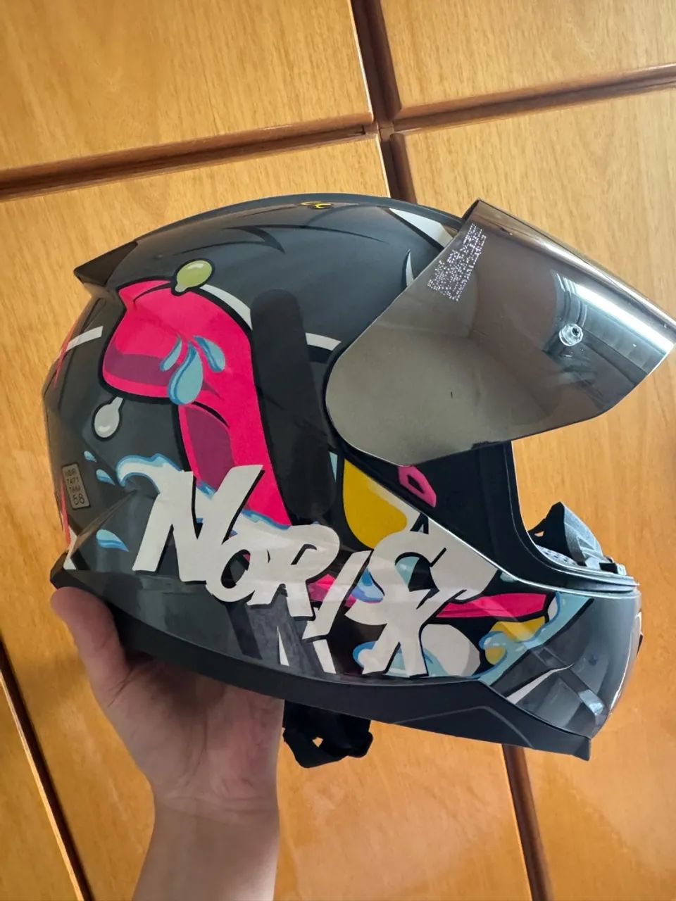 Capacete Norisk Grafite com Arte Exclusiva - R$500