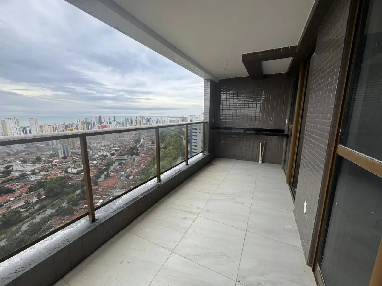 Apartamento no Brisamar, com vista mar definitiva, 3 quartos sendo 1 suíte, 2 vagas de gar