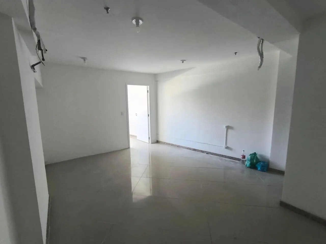 Alugo sala no Office Tower