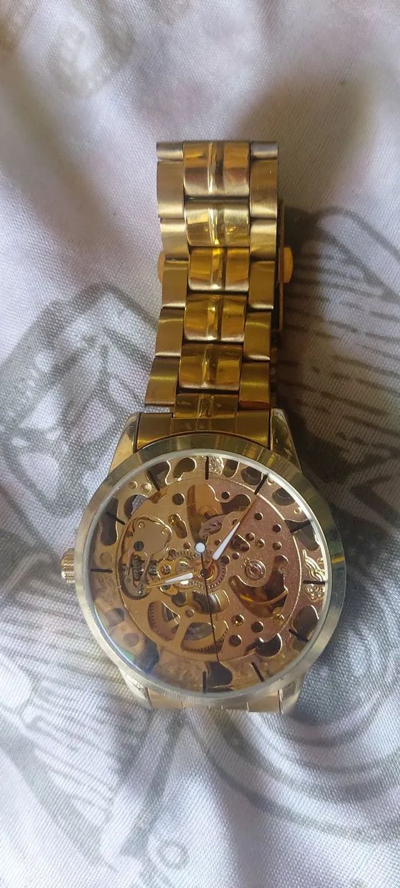 Relógio Masculino Dourado com Mecanismo Visível e automático.