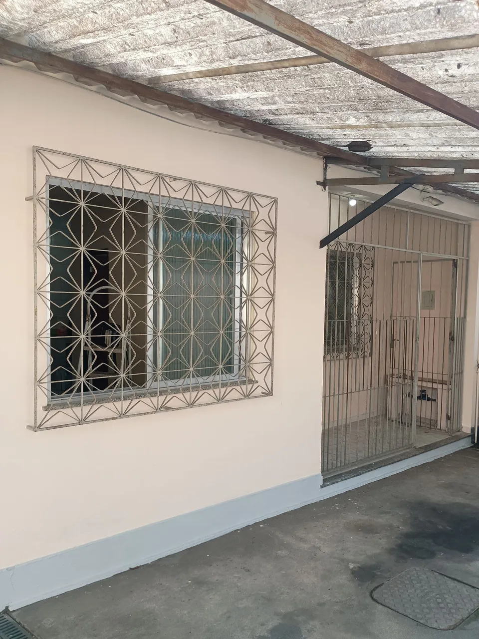 Casa junto a estrada da Fontinha