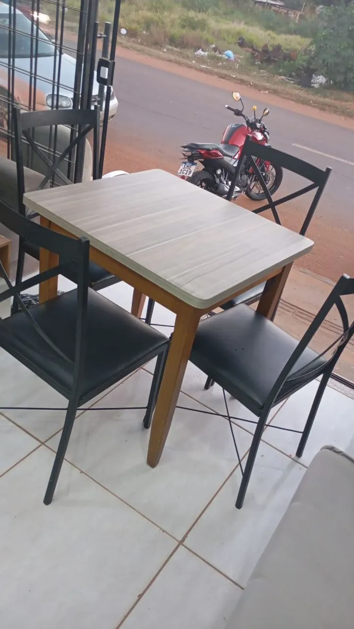 Mesa de Jantar compacta com 4 cadeiras de ferro